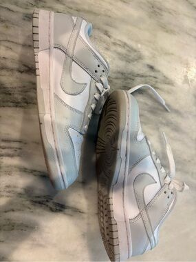 Nike Womens  Low-Top Sneakers